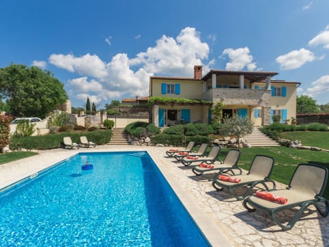 Villa mit Pool, Garten und Sommerküche