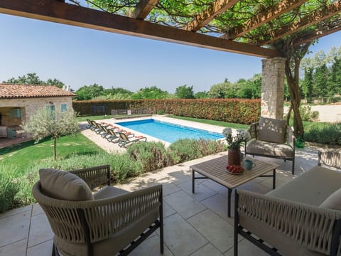Villa mit Pool, Garten und Sommerküche