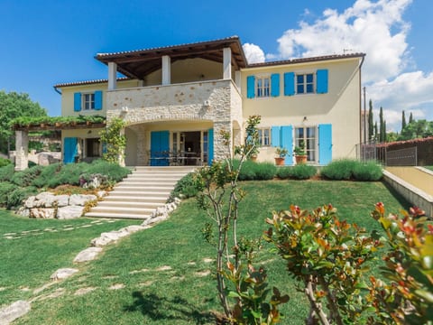Villa mit Pool, Garten und Sommerküche