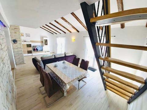 Apartment Karlo auf zwei Wohnebenen, mit Meerblick