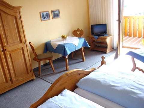 Appartementhaus mit Balkon und Gemeinschaftsgart