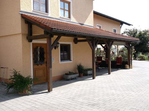 Appartementhaus mit Balkon und Gemeinschaftsgart