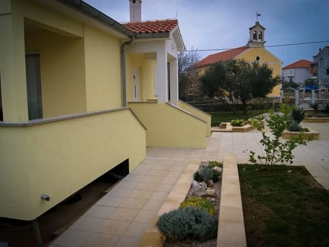 Modernes Ferienhaus in Dobropoljana mit Terrasse, Garten und Grill