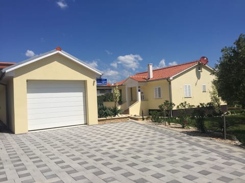Modernes Ferienhaus in Dobropoljana mit Terrasse, Garten und Grill