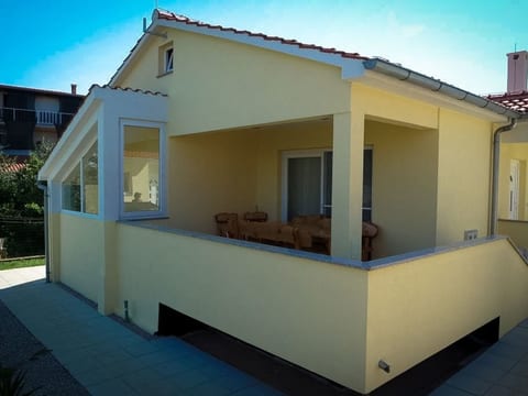 Modernes Ferienhaus in Dobropoljana mit Terrasse, Garten und Grill