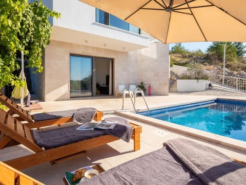 Villa mit Hydromassage und beheiztem Pool