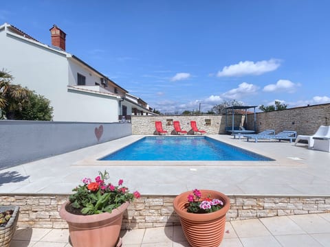 Wohnung in Fažana mit gemeinsamem Pool und Garten