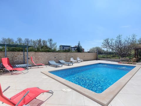 Wohnung in Fažana mit gemeinsamem Pool und Garten