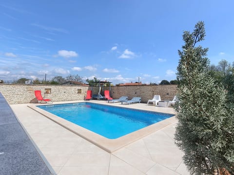 Wohnung in Fažana mit gemeinsamem Pool und Garten