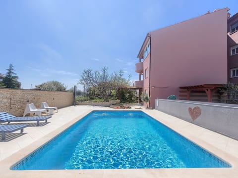 Wohnung in Fažana mit gemeinsamem Pool und Garten