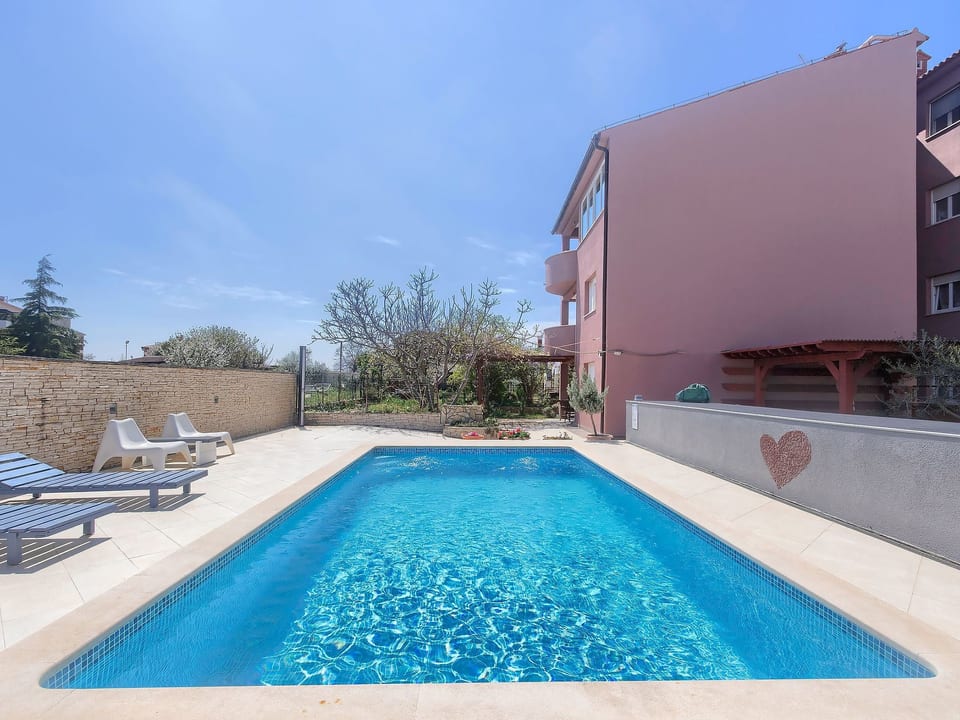 Appartamento a Fažana con piscina e giardino in comune - Fažana