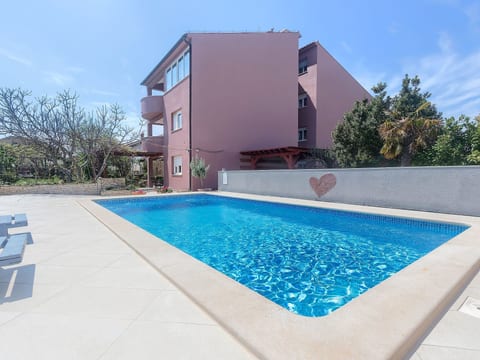 Wohnung in Fažana mit gemeinsamem Pool und Garten