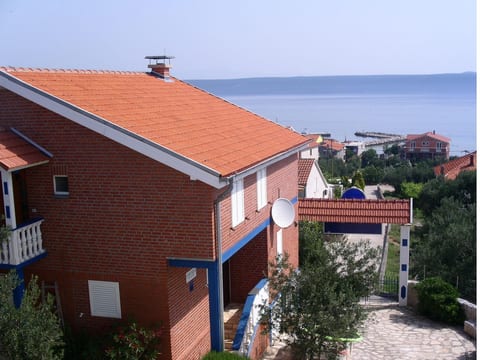 für sechs Personen mit Terrasse im Erdgeschoss gelegen