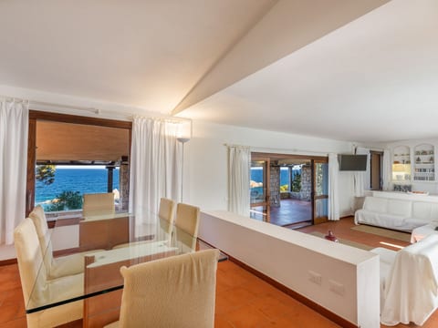in Costa Paradiso mit Grill, Terrasse und Garten