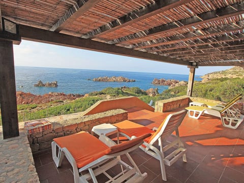 in Costa Paradiso mit Grill, Terrasse und Garten