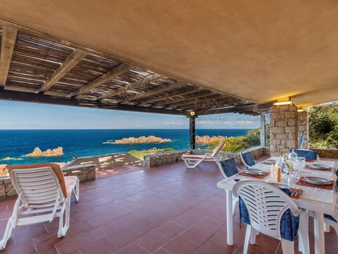 in Costa Paradiso mit Grill, Terrasse und Garten