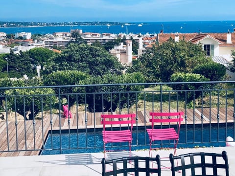 Ferienvilla mit Blick auf das Wasser