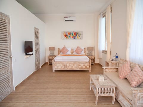 Luxus-Doppelzimmer mit Badewanne mit Meerblick auf der Veranda