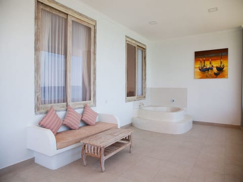 Luxus-Doppelzimmer mit Badewanne mit Meerblick auf der Veranda