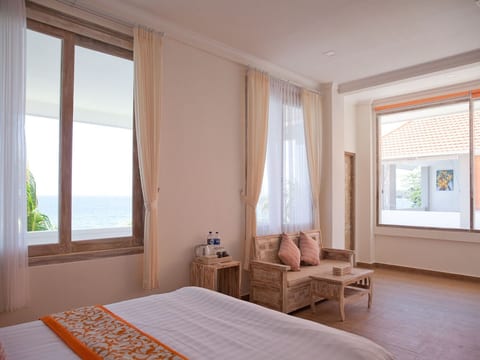Luxus-Doppelzimmer mit Badewanne mit Meerblick auf der Veranda
