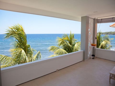 Luxus-Doppelzimmer mit Badewanne mit Meerblick auf der Veranda