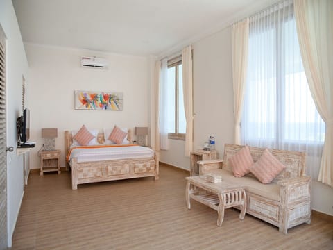 Luxus-Doppelzimmer mit Badewanne mit Meerblick auf der Veranda