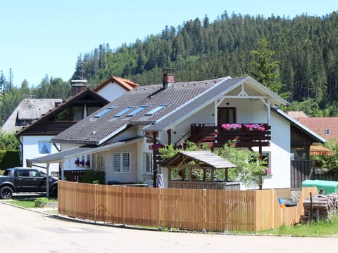 Haus Maria Hochschwarzwald, Garten umzäunt, Wald