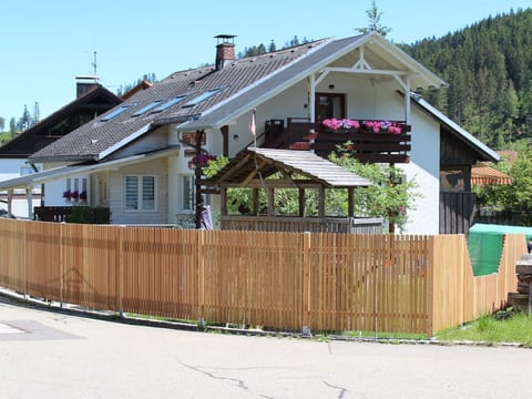 Haus Maria Hochschwarzwald, Garten umzäunt, Wald