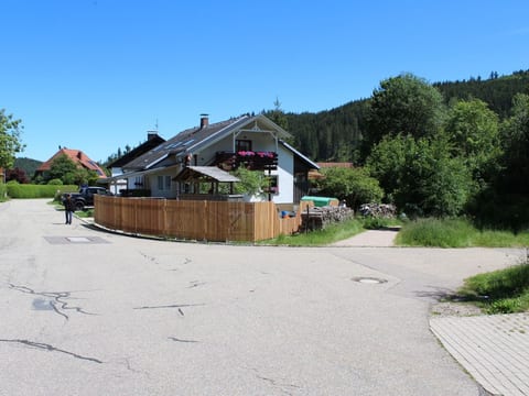 Haus Maria Hochschwarzwald, Garten umzäunt, Wald