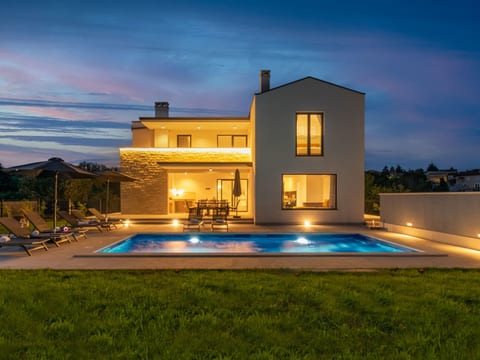 Modern 300m² Villa - King Beds and Leisure Zone