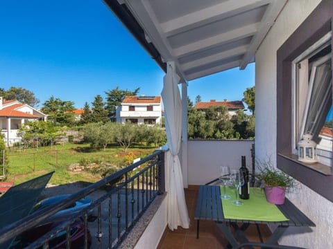 Apartment mit einem kleinen Wohn- und Essbereich und Schlafzimmer