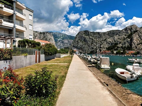 Ein luxuriöses Apartment in der Nähe des Zentrums, am Flussufer