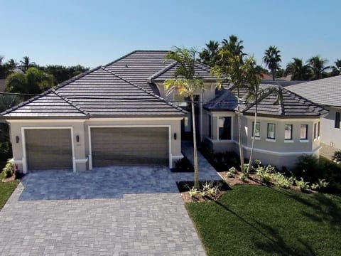 Luxuriöse Villa mit privatem Steg
