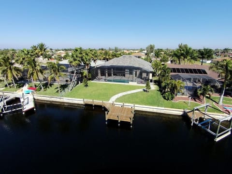 Luxuriöse Villa mit privatem Steg