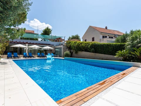 Luxuriöse Ferienwohnung mit Poolblick