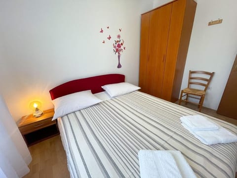 Schöne Ferienwohnung in Jadranovo mit Grill, Terrasse und Garten