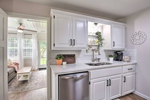 The Cottage On Walnut - Freshly Updated Getaway!