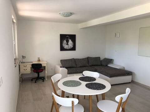mit grünem Garten und Meerblick