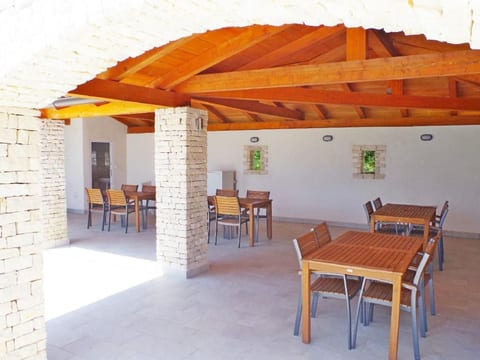 Wohnung in Rakalj mit Parkplatz und Poolblick