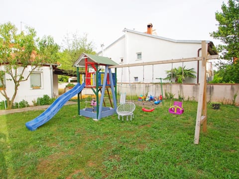 Angenehme Wohnung in Valbandon, Privatparkplatz
