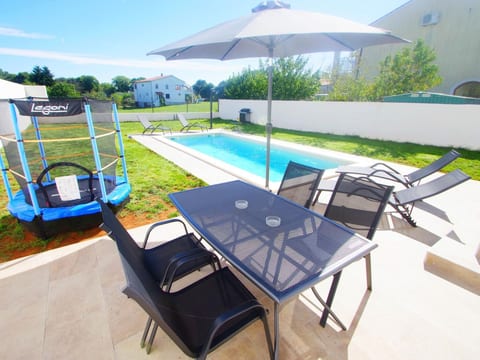 Ferienhaus, privater Pool, Dorf Šišan