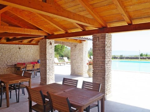 Appartement in Rakalj mit gemeinsamem Pool, Terrasse und Grill