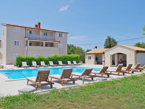 Appartement in Rakalj mit gemeinsamem Pool, Terrasse und Grill
