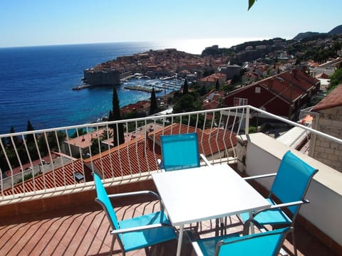 mit Terrasse, in der Nähe des Strandes und des Zentrums, über den Dächern von D