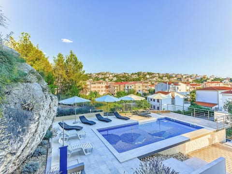 "Villa Rock" mit Blick auf das Wasser