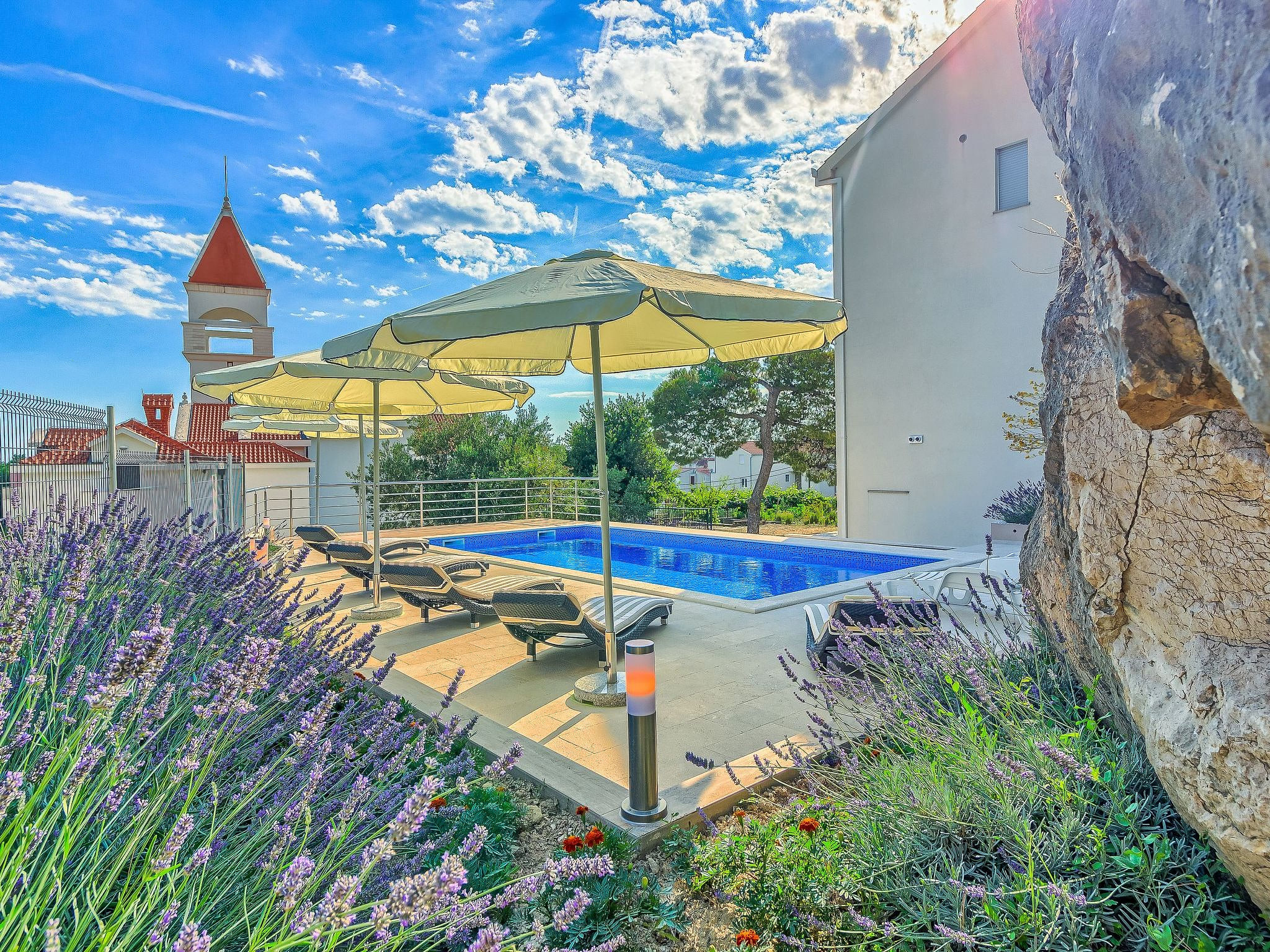"Villa Rock" mit Blick auf das Wasser