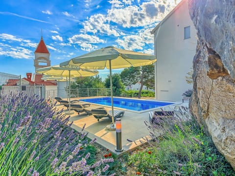"Villa Rock" mit Blick auf das Wasser