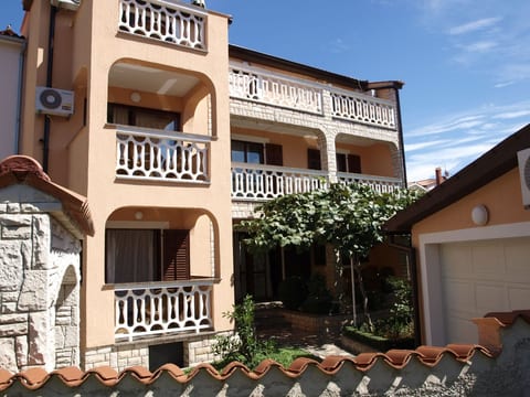 Wohnung in Fažana mit Grill, Garten und Terrasse