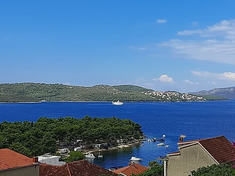 mit Blick auf das Wasser