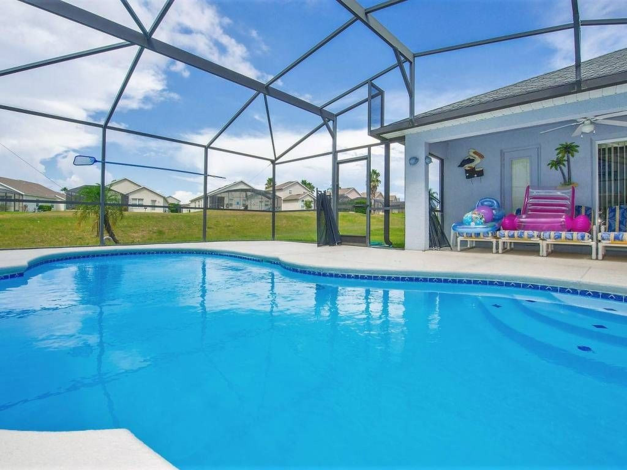 Sonniger Privatpool mit freistehendem Whirlpool und Filmraum